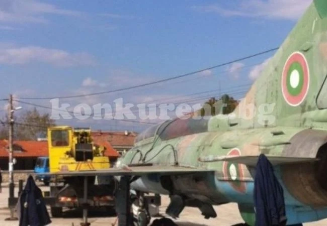 Село се сдоби с военен самолет