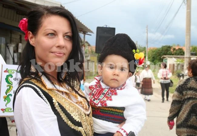 Фестивал на народната носия „От раклата на баба” в Кутово