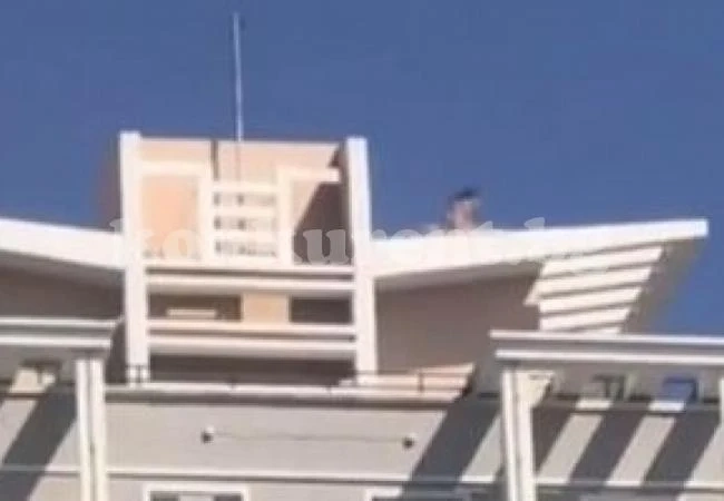 Разкрепостени младежи правят див секс на покрива на жилищна сграда (ВИДЕО 18+)