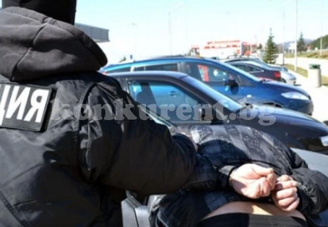 Криминалисти разбиха престъпна група, крала коли