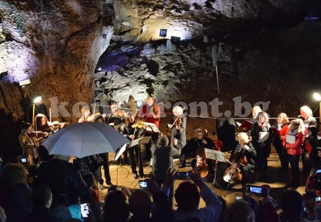 Ангелски гласове огласиха пещерата „Леденика“