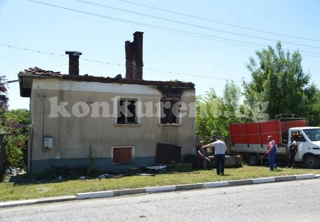 СНИМКИ: Късо съединение изпепели къща в Борован