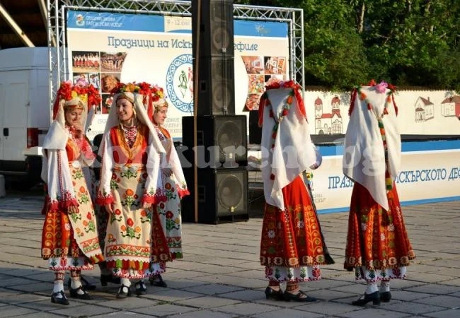 Празнуват общини от дефилето