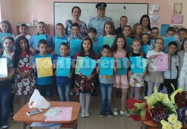 Малките полицаи в Мездра завършиха обучението си