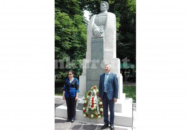 С поклон пред подвига на героите