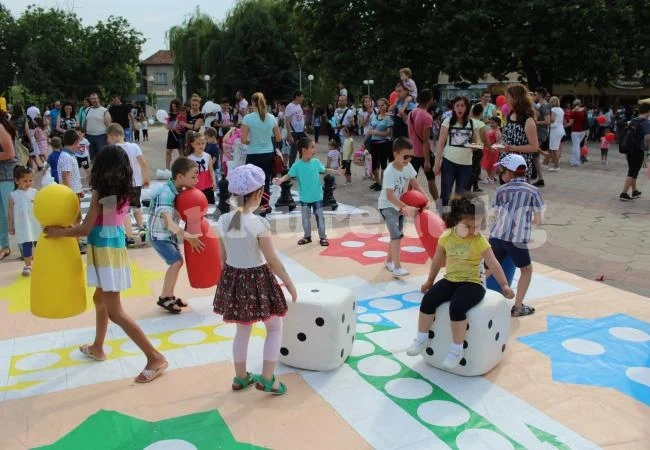 Зарадваха децата на Козлодуй СНИМКИ