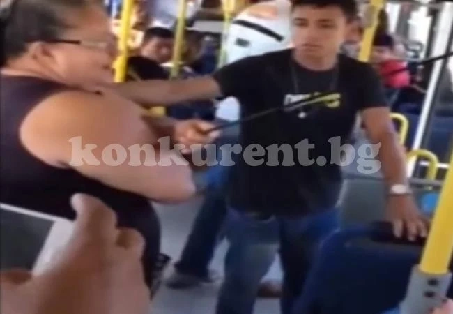 Стрела за малко не уби жена в градски автобус! /ВИДЕО/
