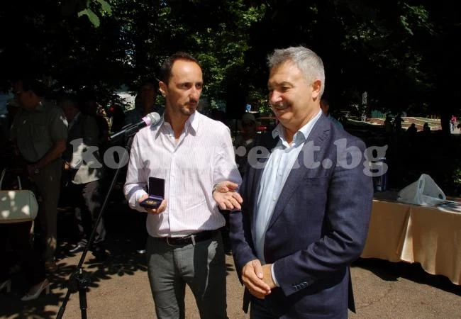 Топалов направи сеанс на 20 дъски, получи почетна значка от Живков 
