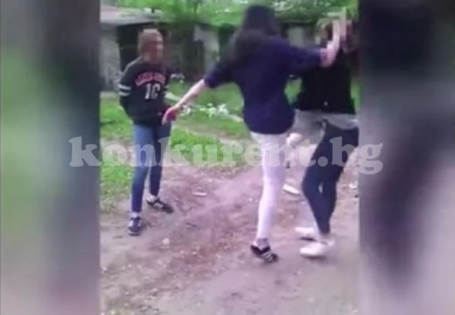Шокиращо ВИДЕО 18+: Ученички жестоко пребиха друго момиче, а след това се похвалиха в интернет