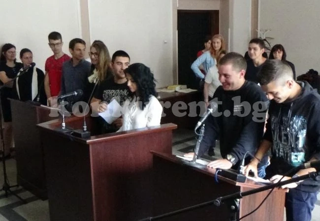 ВИДЕО: Разиграха пред ученици съдебен казус в зала
