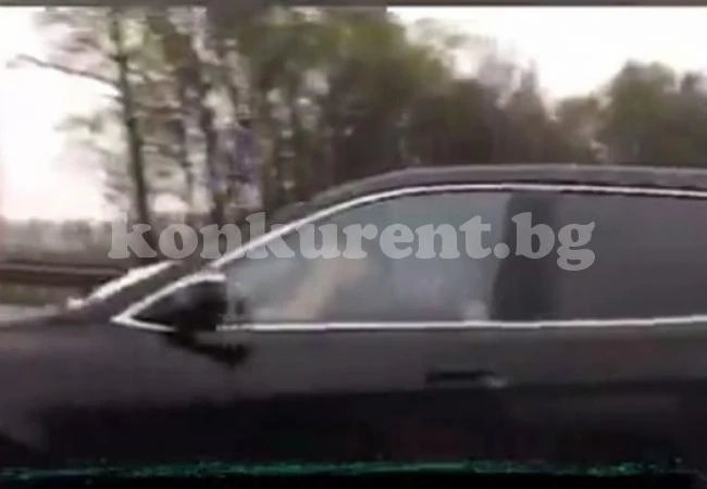 Разгонена двойка върти бурен секс в кола при скорост 70 км/ч (ВИДЕО)