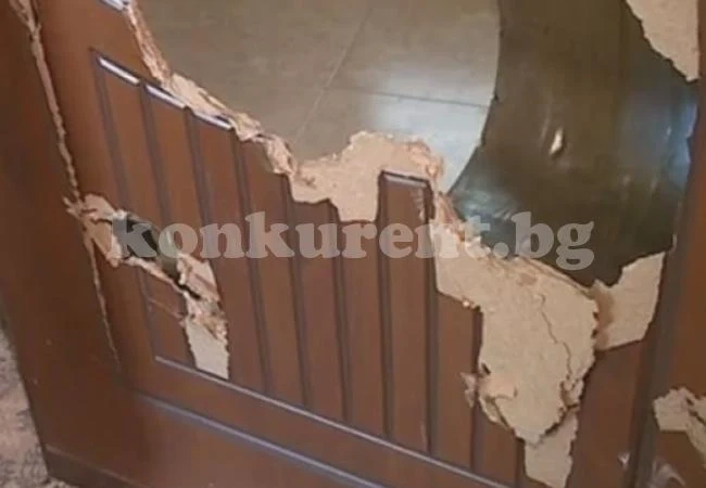 Терор в пернишки блок: Психичноболен напада съседите си с кирка, хората треперят от ужас  