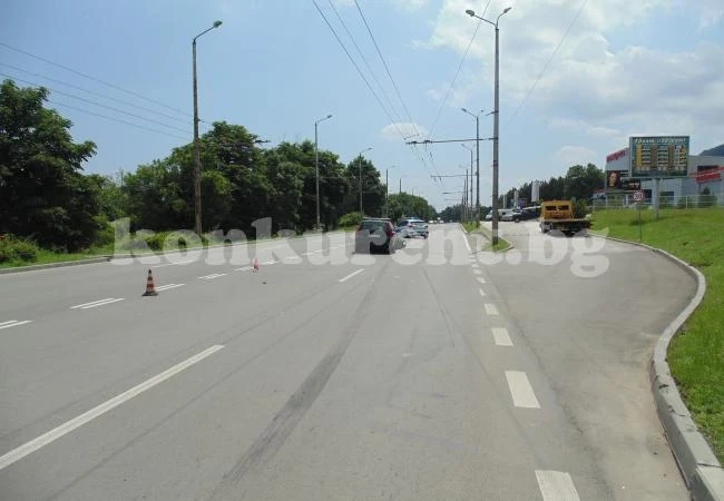 (Снимки) Врачанска и чешка кола се сблъскаха край „Технополис“