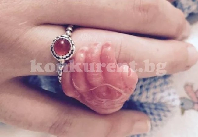 Младо момиче разплака света със сърцераздирателна СНИМКА с починалото в утробата ѝ бебе