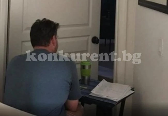 С месеци седи до стаята на съпругата си: Когато чуете защо не го пуска вътре, сърцето ще ви се скъса!