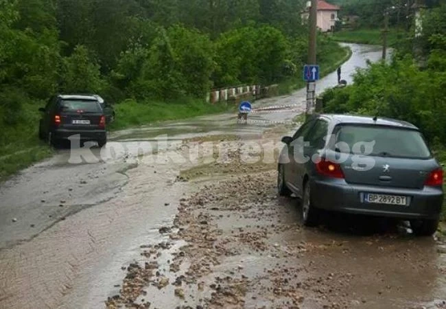 Ботуня откъсна част от моста в село Добруша