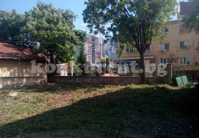 Почистиха терен, изоставен от 20 години