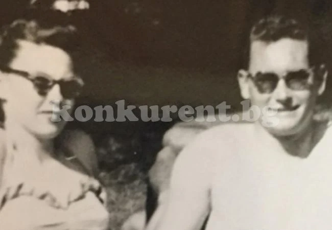 Семейство разглеждаше стария албум, но след минути видяха нещо, което ги уплаши до смърт (СНИМКА)