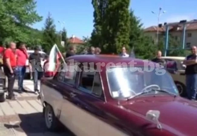 Десетки москвичи тръгнаха на поход до връх Околчица