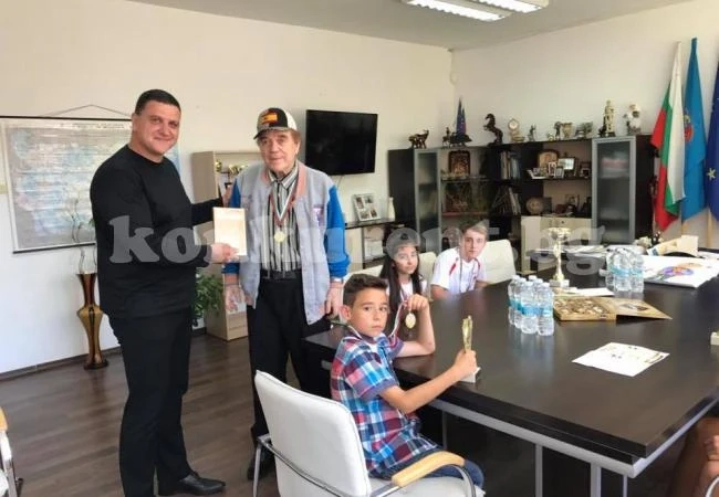 Първенци по шах се отчетоха пред кмета Росен Добрев