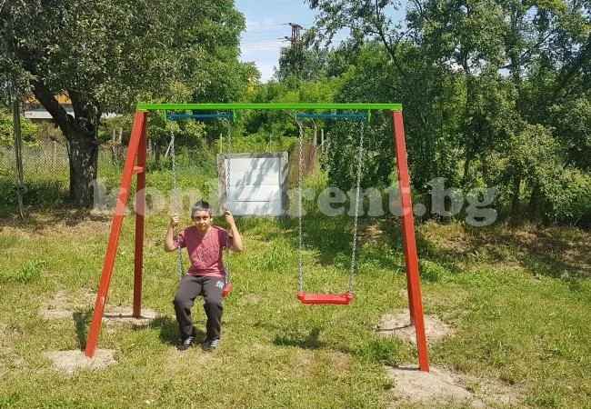 Обновиха детска площадка в Мездра, след молба до кмета