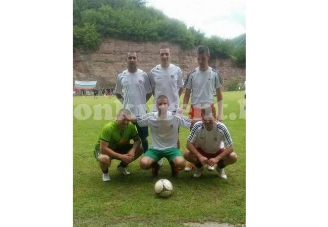 Фолк команда от Мездра би Филмарите и Гробарите в Гара Бов, спря я Аталанта