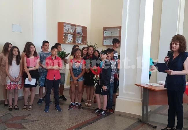 Раздадоха свидетелствата на 44 седмокласници в Мездра СНИМКИ