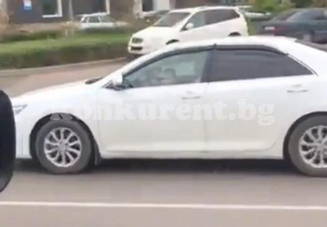 Запечатаха на ВИДЕО как малко дете кара автомобил на оживен път (СНИМКИ)