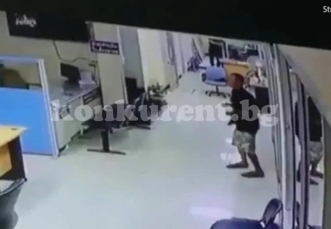 Няма да повярвате как този полицай неутрализира за секунди престъпник с нож (ВИДЕО)