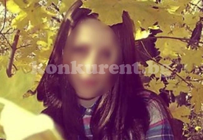 22-годишно момиче и приятелят ѝ станаха жертва на бурен секс на задната седалка на \