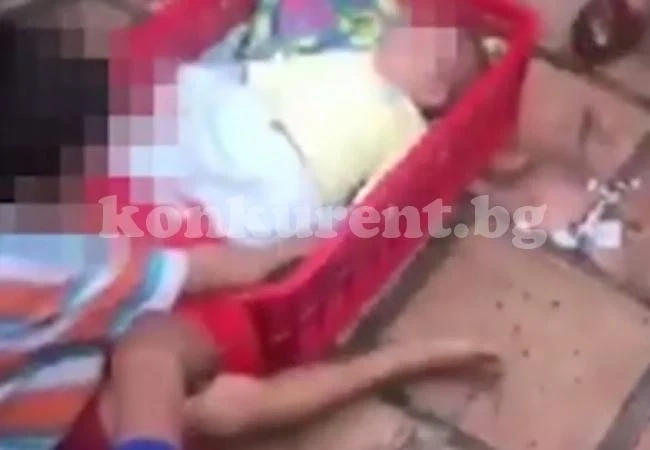 Разтърсващо видео: Майка изостави бебето си в кашон, а братчето му…