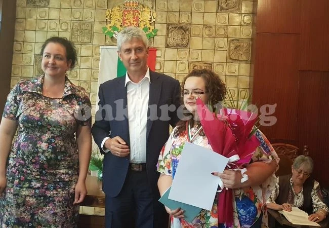 44 зрелостници в Мездра получиха дипломите си