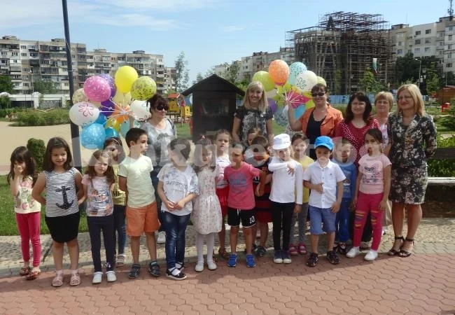 ВИДЕО: Петя Аврамова подари къщичка за книги на децата във Враца