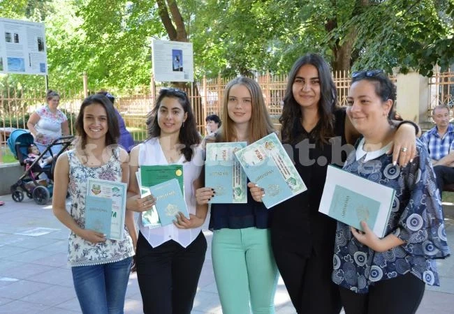 Връчиха дипломите на завършили зрелостници