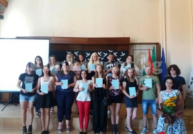 Раздадоха дипломите в СУ „Козма Тричков“ СНИМКИ