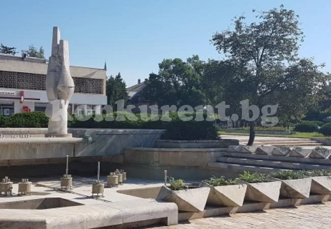 Почистиха шадравана на централния площад в Мездра