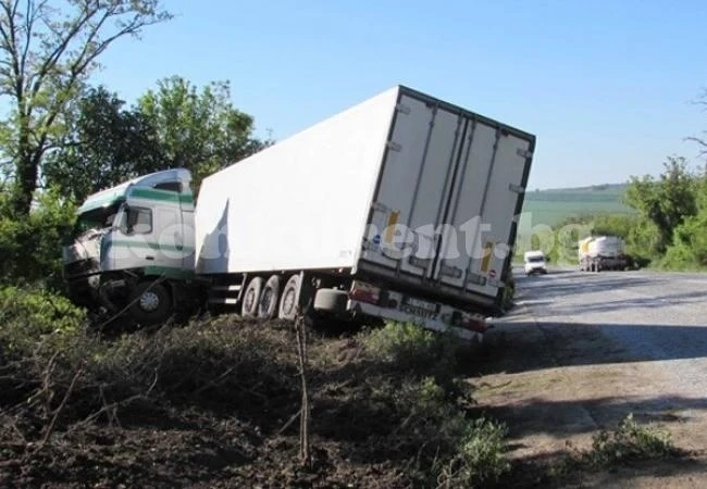 Шофьор заспа на волана и натресе камион в дърво