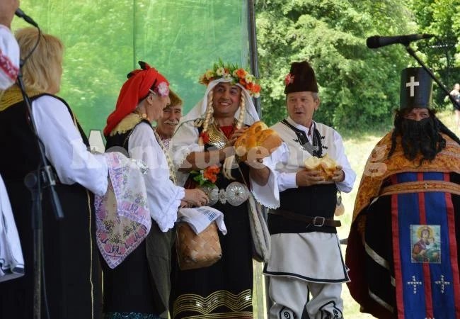 СНИМКИ и ВИДЕО: Кукери гониха злото на Балкана, после вдигнаха сурвакарска сватба