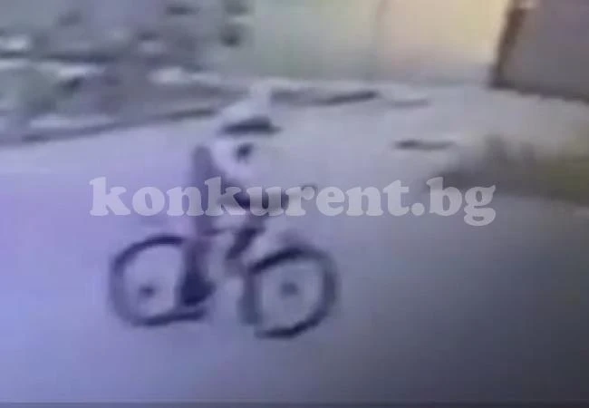 Опасен маниак на колело обикаля улиците и залива млади момичета с киселина (ВИДЕО)