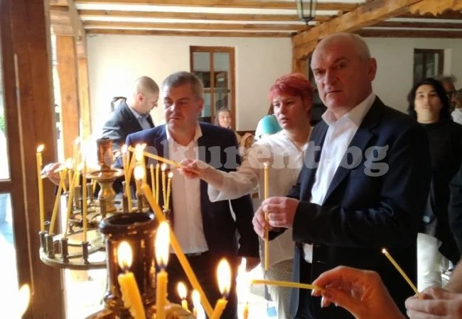 Димитър Главчев се черкува на Еньовден в Лопушанския манастир
