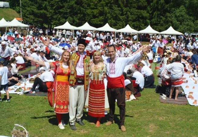 Хиляди дойдоха на сватба в Балкана СНИМКИ