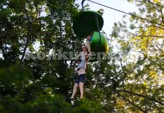 Момиче падна от атракционна въртележка в тълпата (СНИМКИ/ВИДЕО)