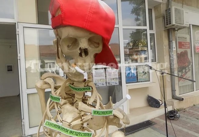 Със скелети плашат децата в Лом