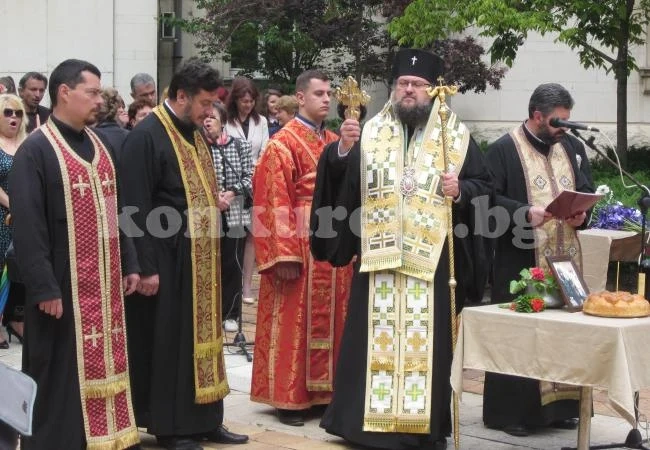 Подариха трон на митрополит Григорий