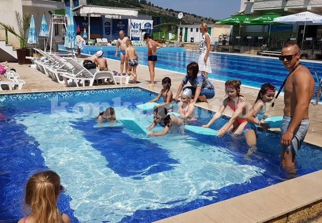 Учат хлапета на плуване