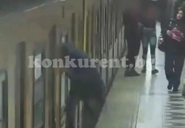 Смели джебчии се промушват през прозорците на движещи се влакове, за да обират пътниците (ВИДЕО)
