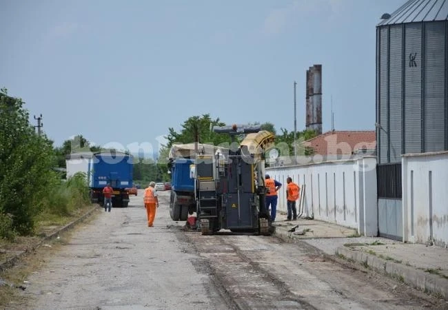 Замириса на асфалт в промишлените зони на Враца СНИМКИ
