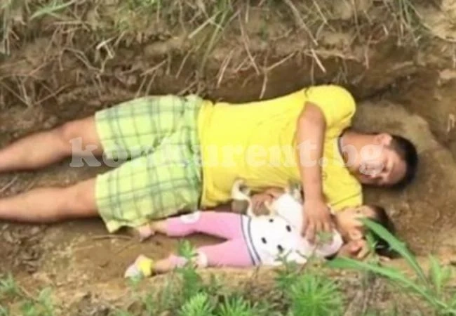 Съкрушен от мъка баща разплака целия свят с това ВИДЕО от гробището