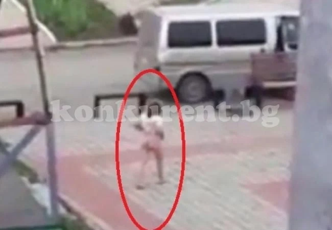 Чисто гола излезе на шосе, спря шофьор и настойчиво си поиска секс върху покрива на колата (ВИДЕО 18+)