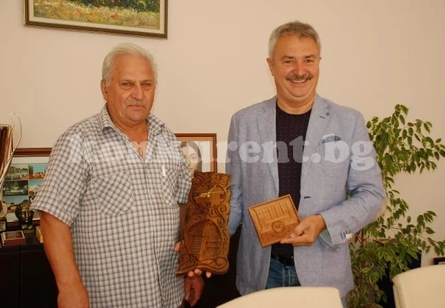 Златко Живков получи армагани от ОФК Ком за юбилея на клуба